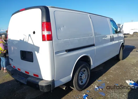 2016 Chevrolet Express 2500 Work Van z USA, uszkodzony, nr VIN 1GCWGAFF9G1302091